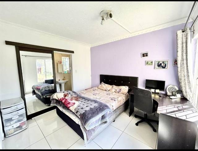 4 BEDROOM SIMPLEX FOR SALE IN HALFWAY GARDENS
